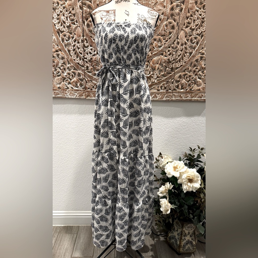 ee:some White & Navy Blue Palm Print Tiered Skirt Smocked Strapless Maxi Dress